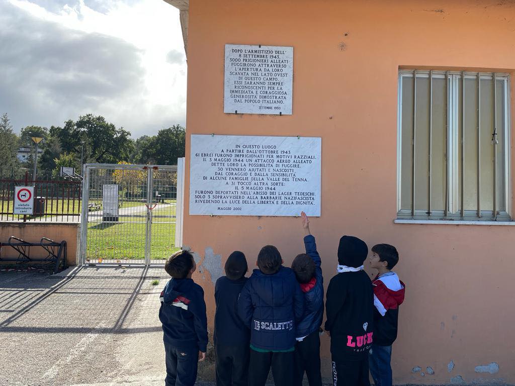 Foto di alcuni bambini in visita al Parco della pace