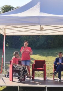 una relatrice interviene dal palco