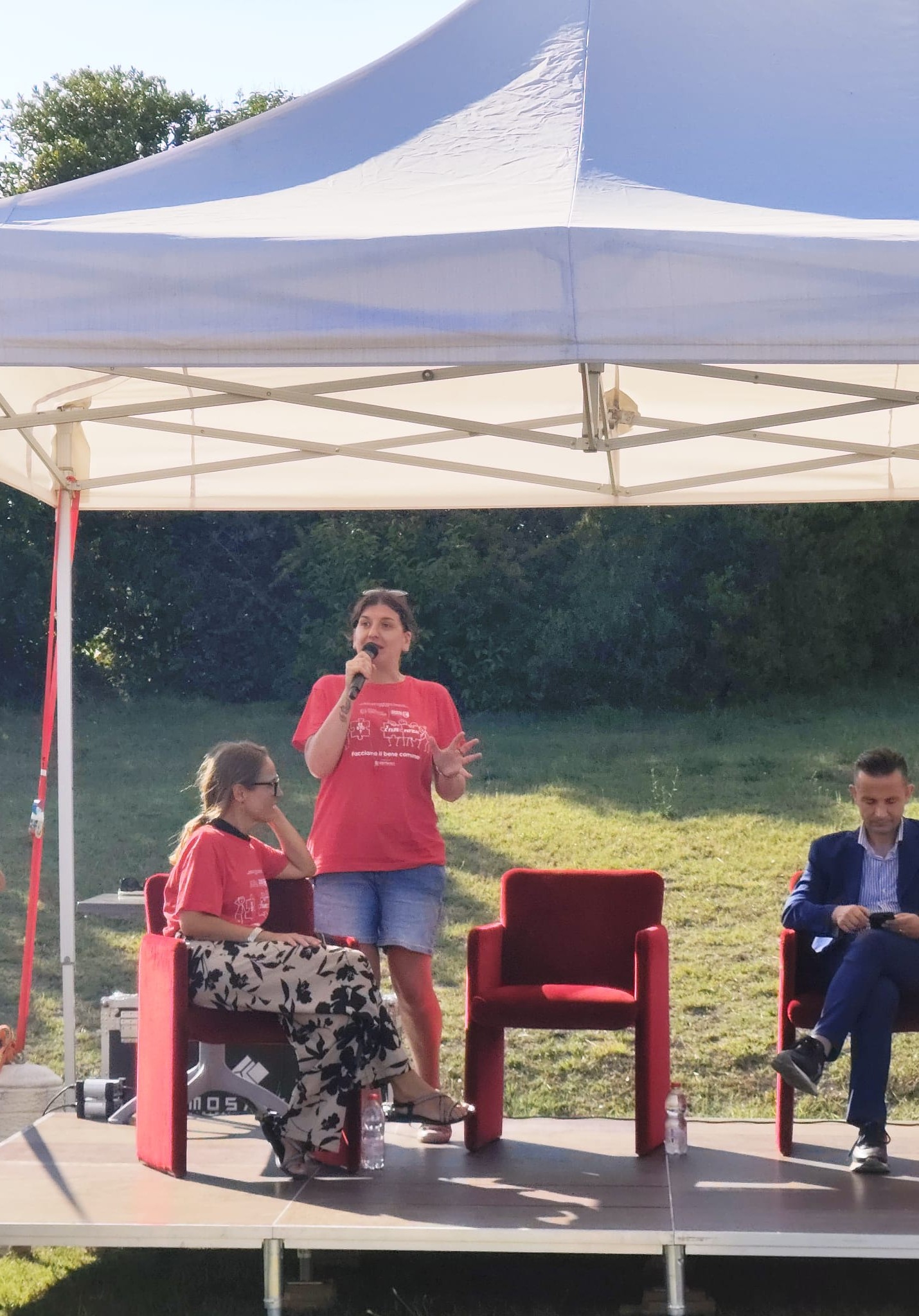 una relatrice interviene dal palco