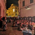 Persone sedute in piazza