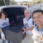 Tre persone caricano un furgone