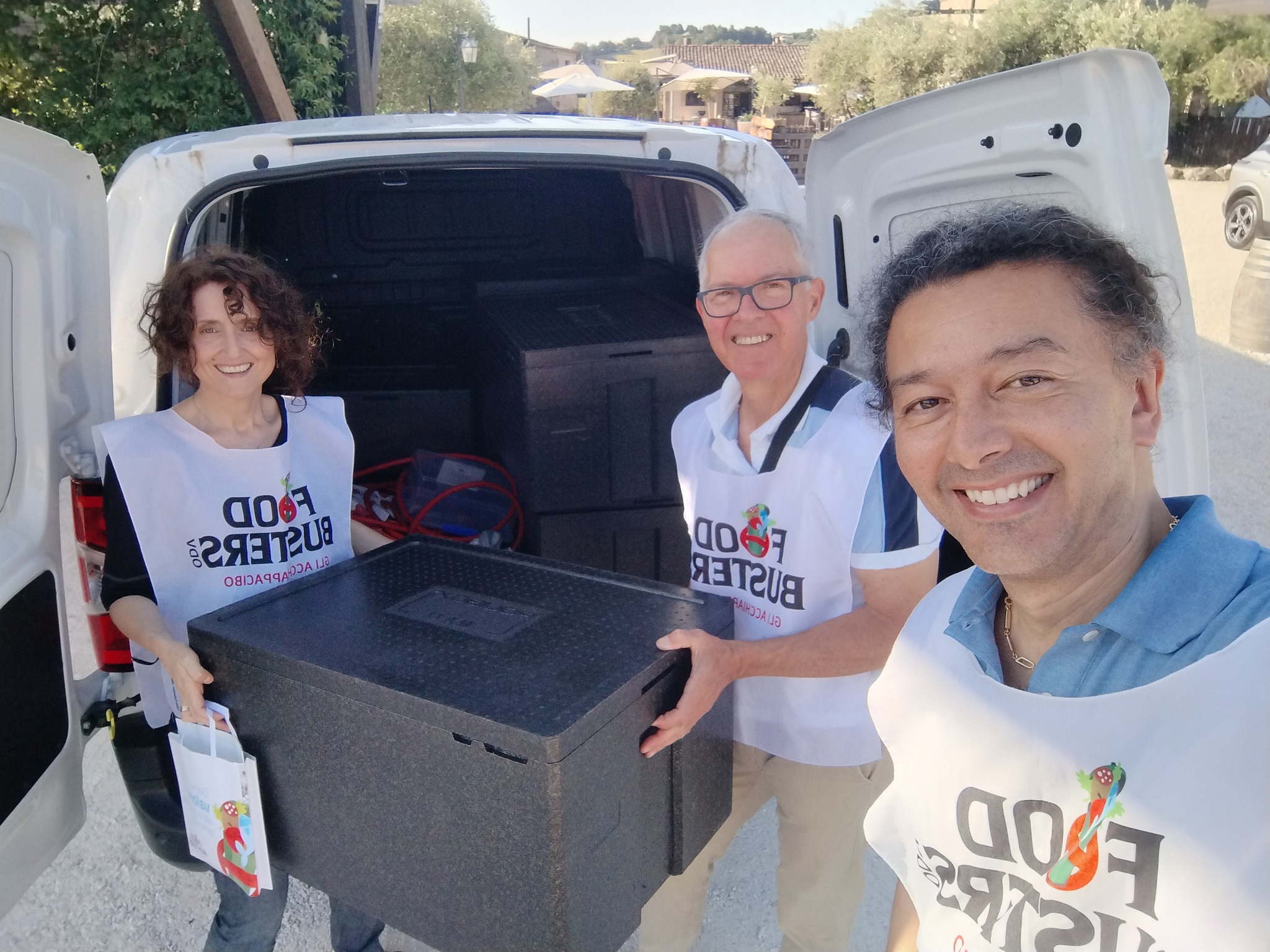 Tre persone caricano un furgone