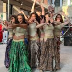 Donne che ballano in costumi colorati