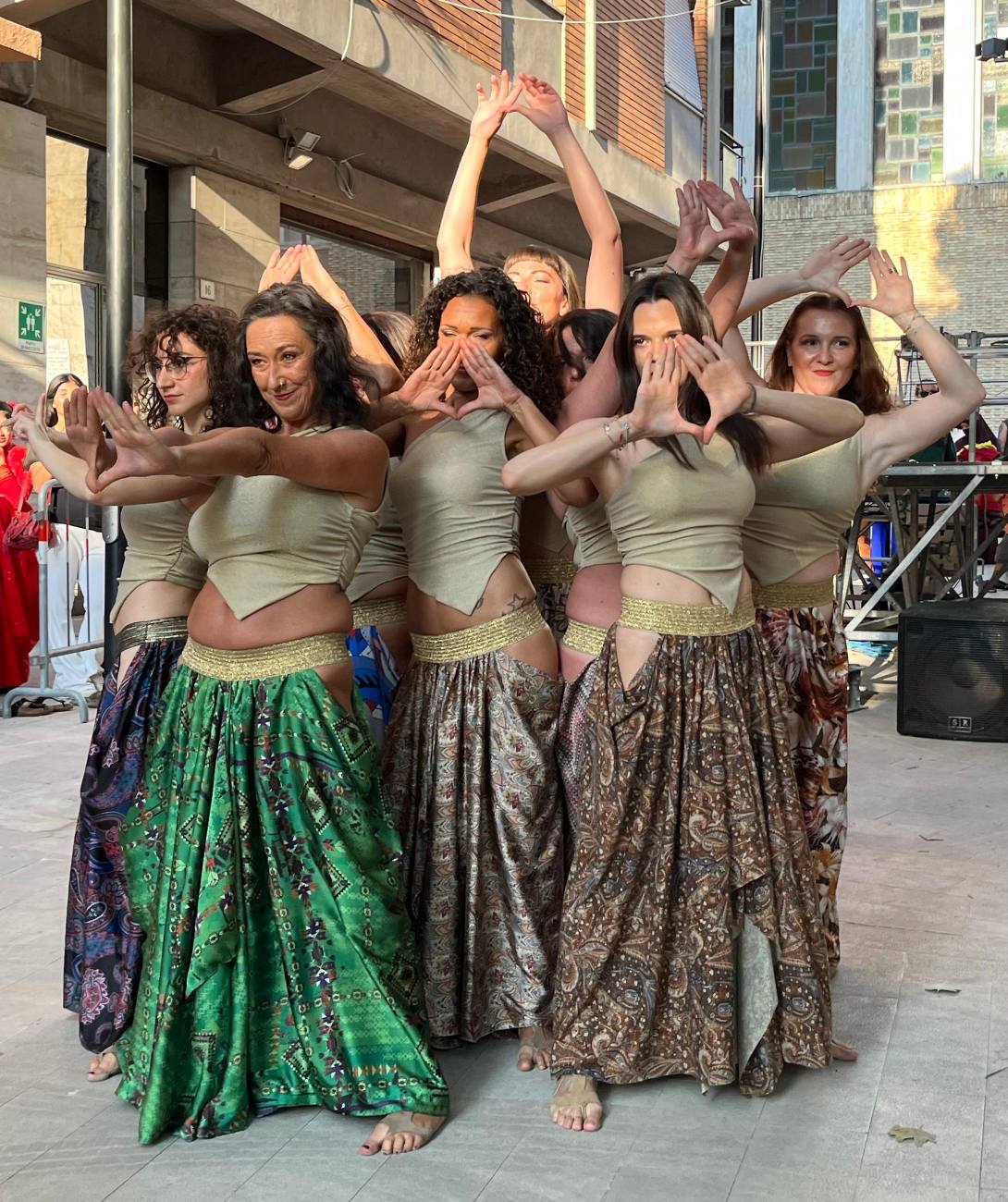 Donne che ballano in costumi colorati