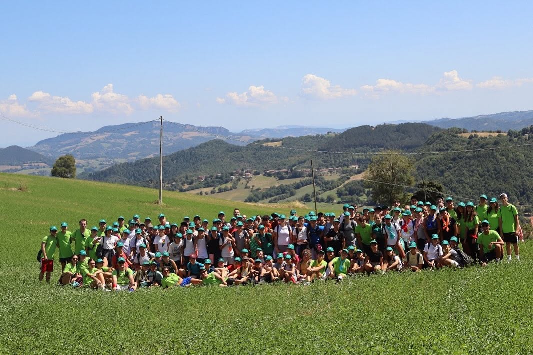 Un gruppo di giovani in un prato
