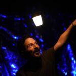 Un uomo che indica qualcosa