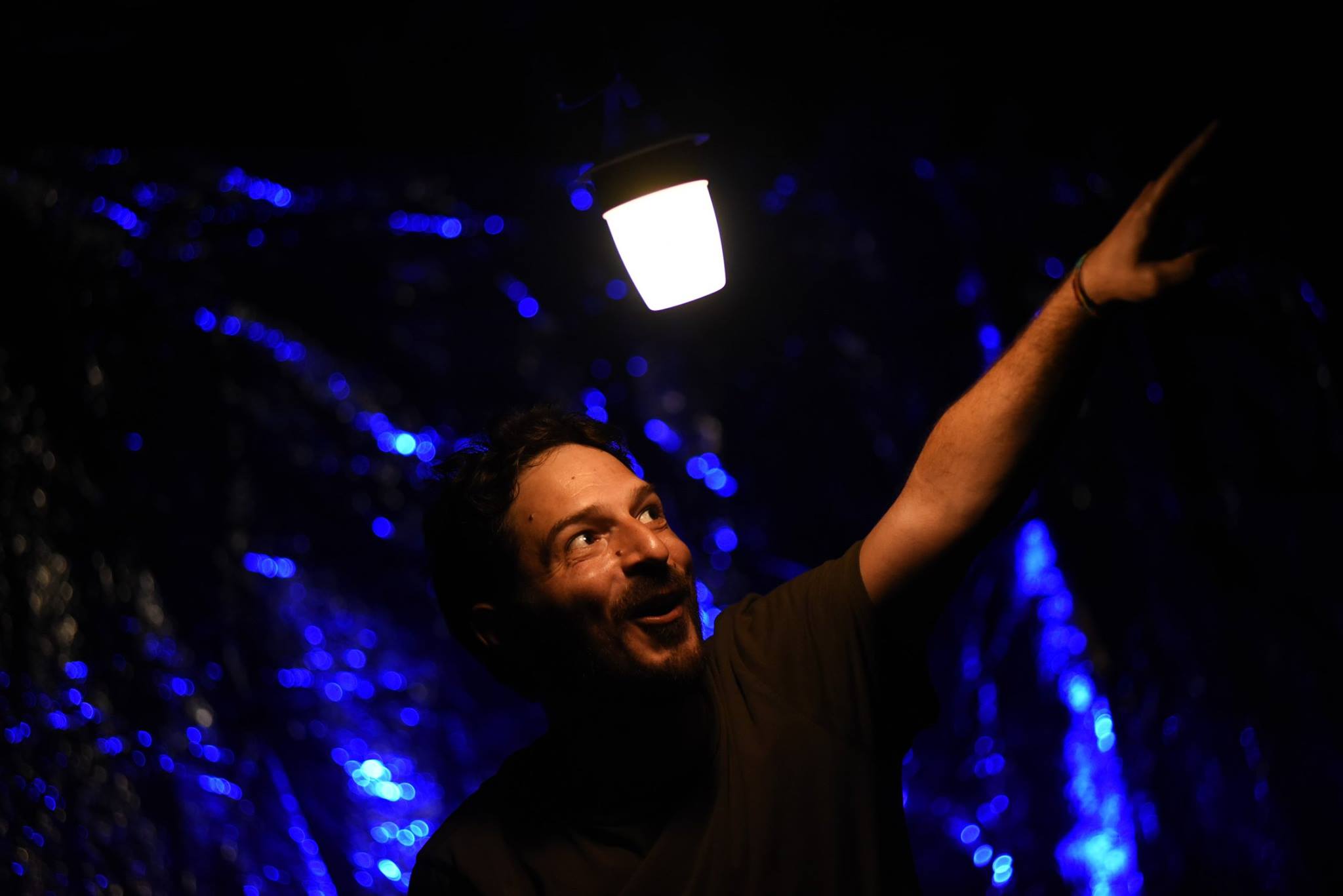 Un uomo che indica qualcosa