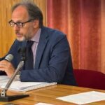 Un uomo parla al microfono