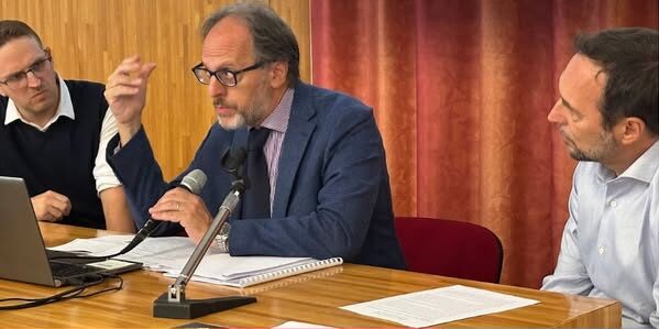 Un uomo parla al microfono