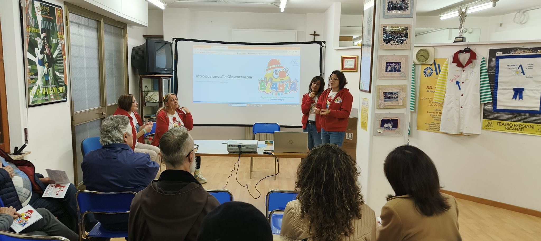 Persone davanti alla lavagna