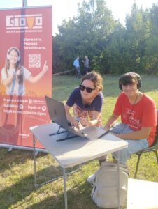 un giovane ascolta il podcast Giovo