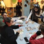 Un gruppo di persone intente in un gioco da tavola