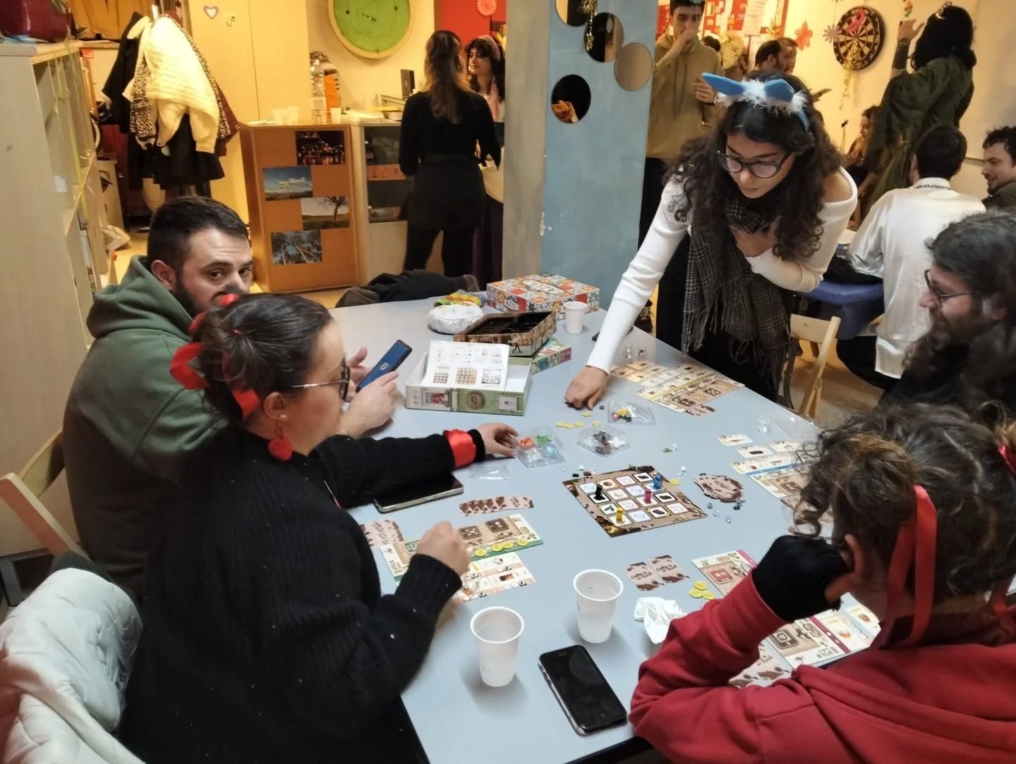 Un gruppo di persone intente in un gioco da tavola