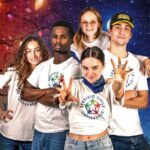 Un gruppo di giovani con magliette del Servizio civile