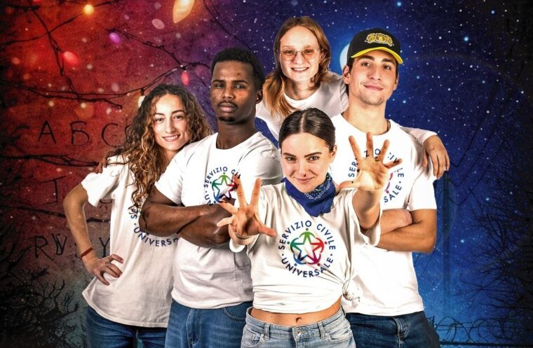 Un gruppo di giovani con magliette del Servizio civile