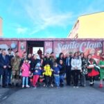 Bambini e residenti della Lega del Folo d'oro davanti al Santa Claus Bus.