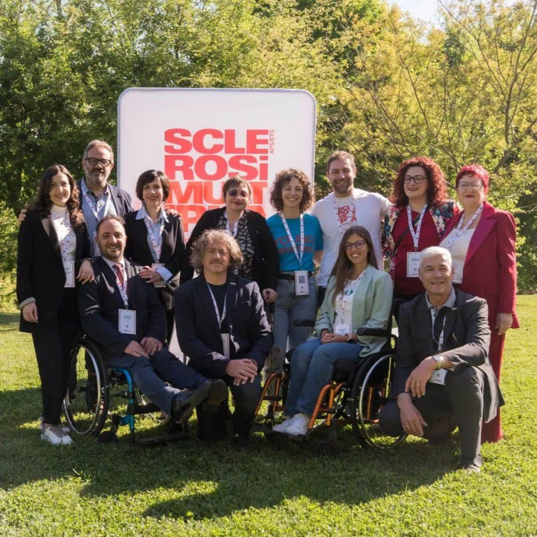 Un gruppo di persone in posa