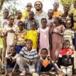 Gruppo di bambini e un uomo