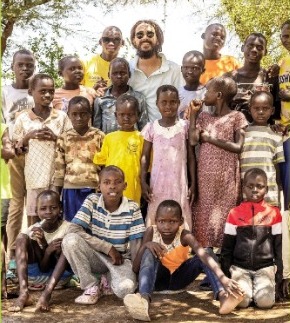Gruppo di bambini e un uomo