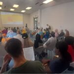 Una sala gremita di persone