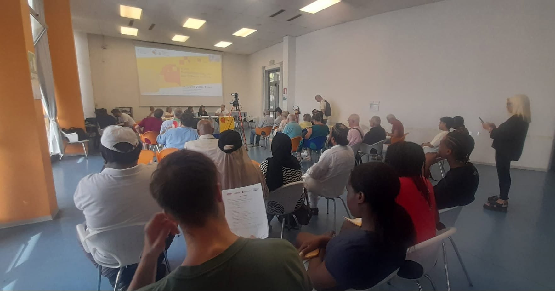 Una sala gremita di persone