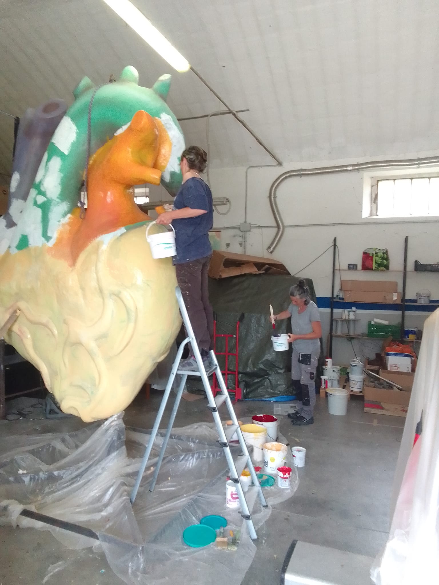 Foto di due persone che preparano delle decorazioni