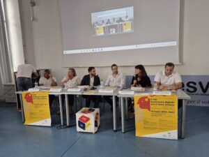 tavolo di relatori al seminario