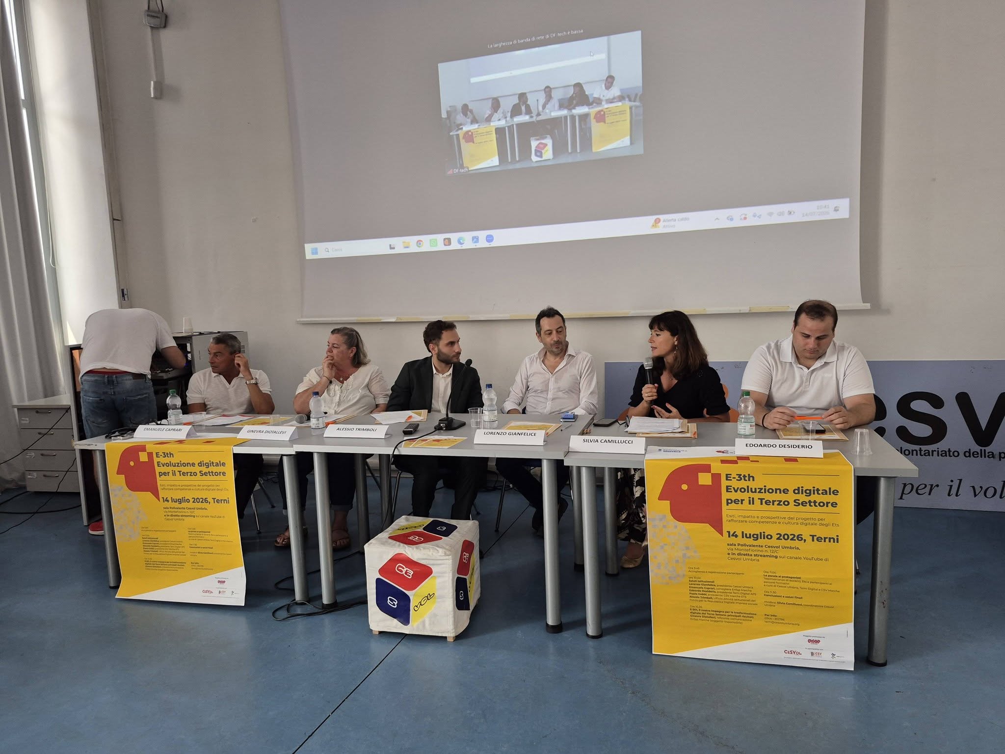 tavolo di relatori al seminario