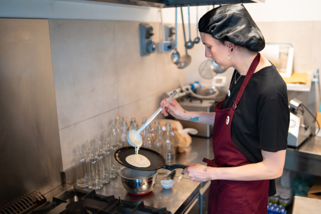 Lara nella cucina di Ask mentre prepara un'omelette