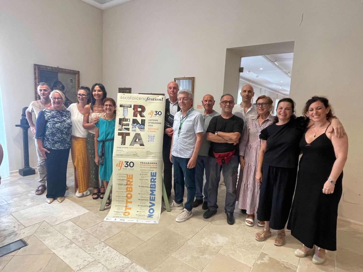 Una foto di gruppo con varie persone