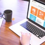 persona che naviga da pc nell'area riservata del CSV Marche