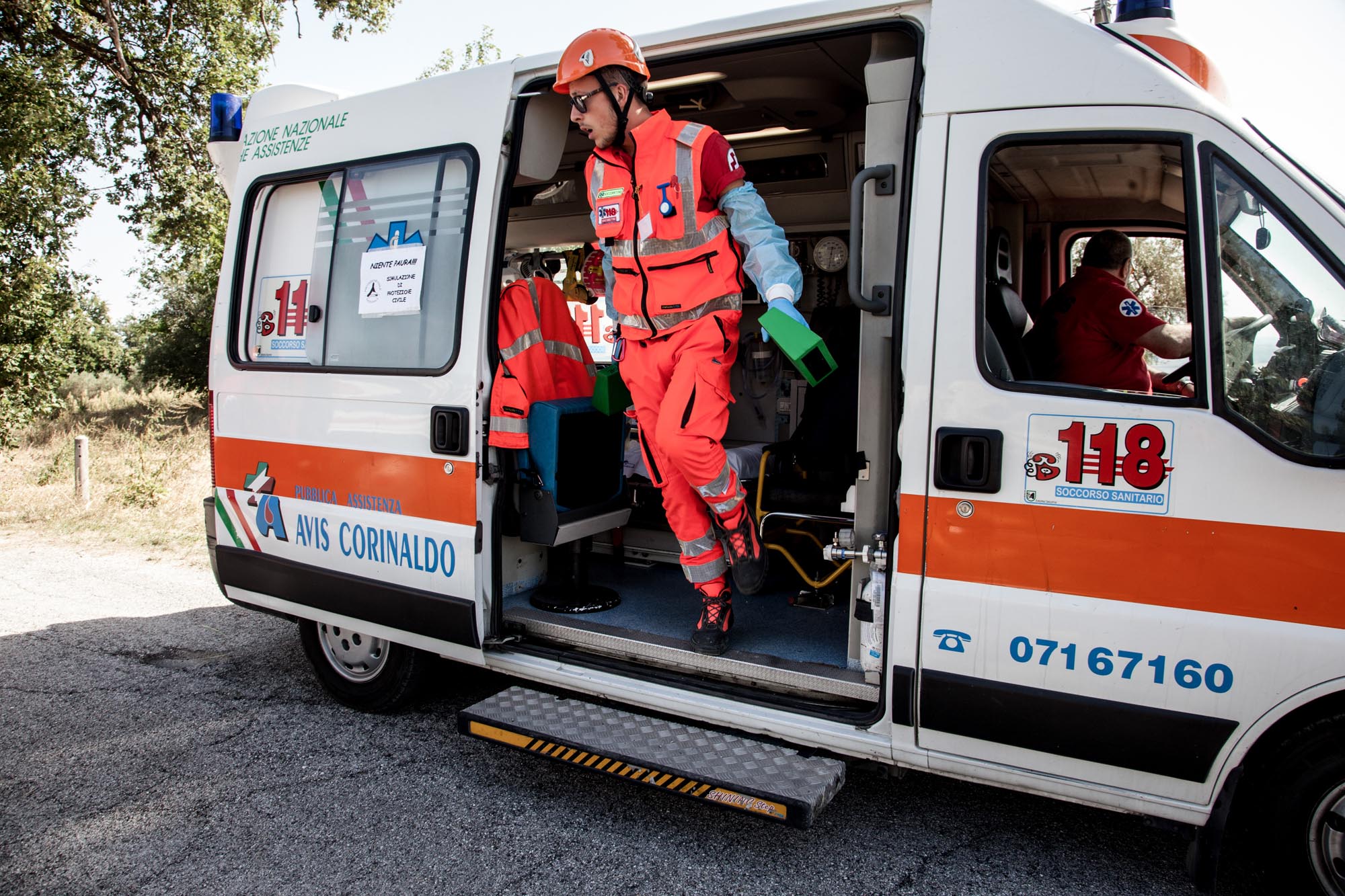 un volontario in divisa fluorescente scende da una ambulanza
