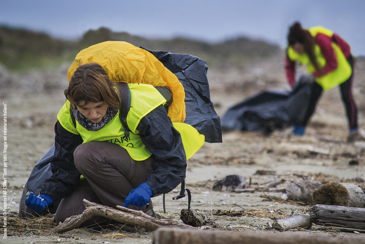 Due volontari puliscono la spiaggia