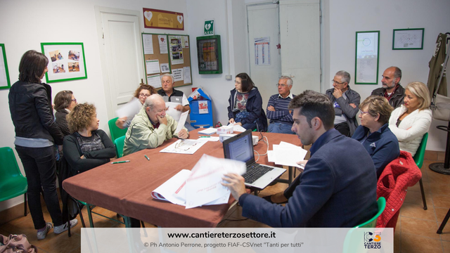 Persone attorno a un tavolo