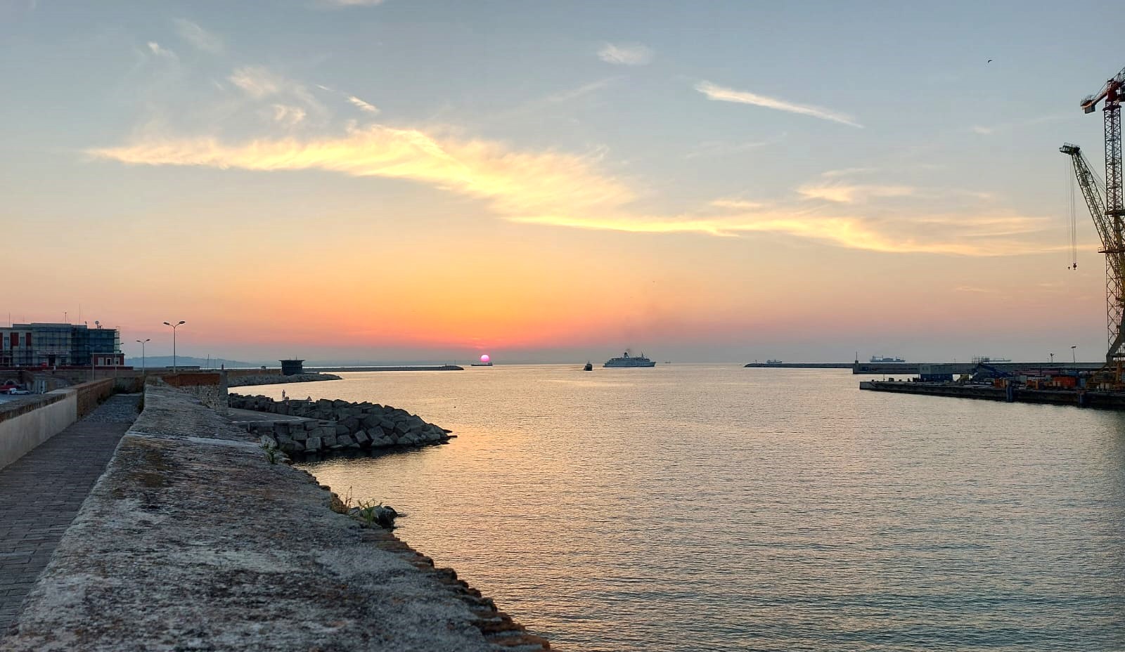 tramonto sull'adriatico dal porto antico di Ancona