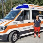 Un uomo davanti a un'ambulanza