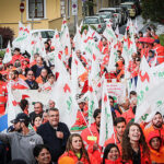 Sfilata di persone con bandiere Anpas