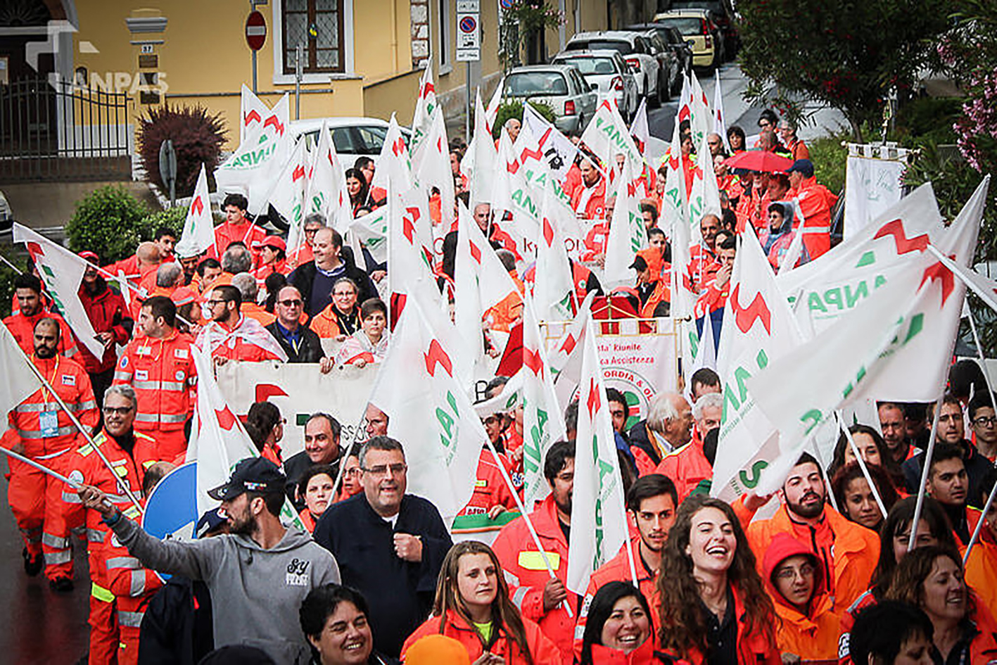 Sfilata di persone con bandiere Anpas