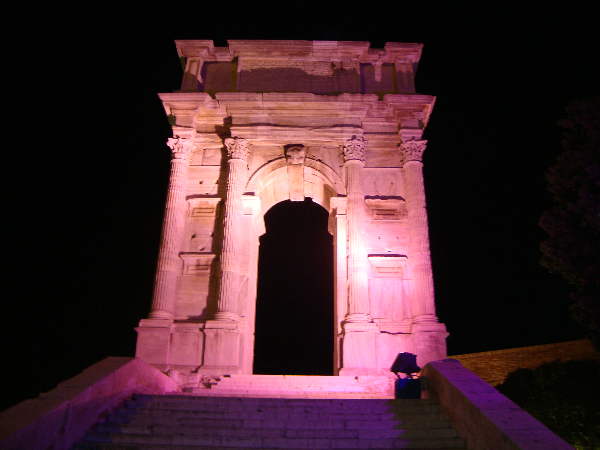 L’Arco di Traiano di Ancona illuminato di rosa per l’Ottobre rosa