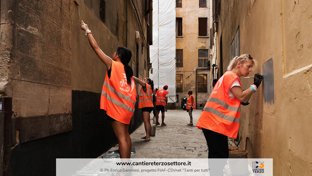 Persone che verniciano una parete