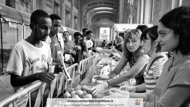 Persone attorno a un tavolo