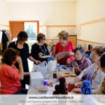 Donne attorno a un tavolo con oggetti