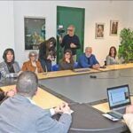 Un tavolo con persone attorno