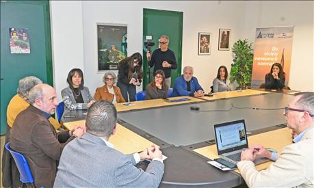 Un tavolo con persone attorno