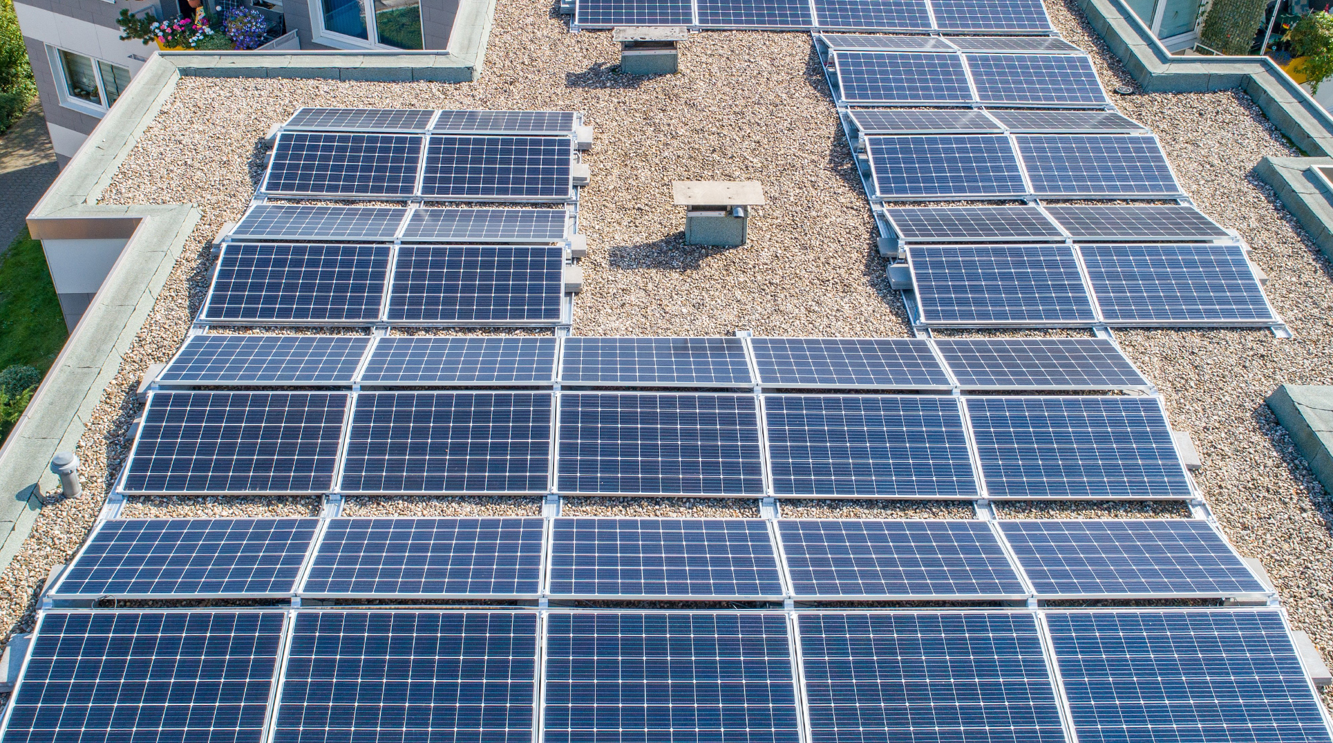 il tetto di una palazzino con numerosi pannelli fotovoltaici