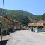La strada in un borgo