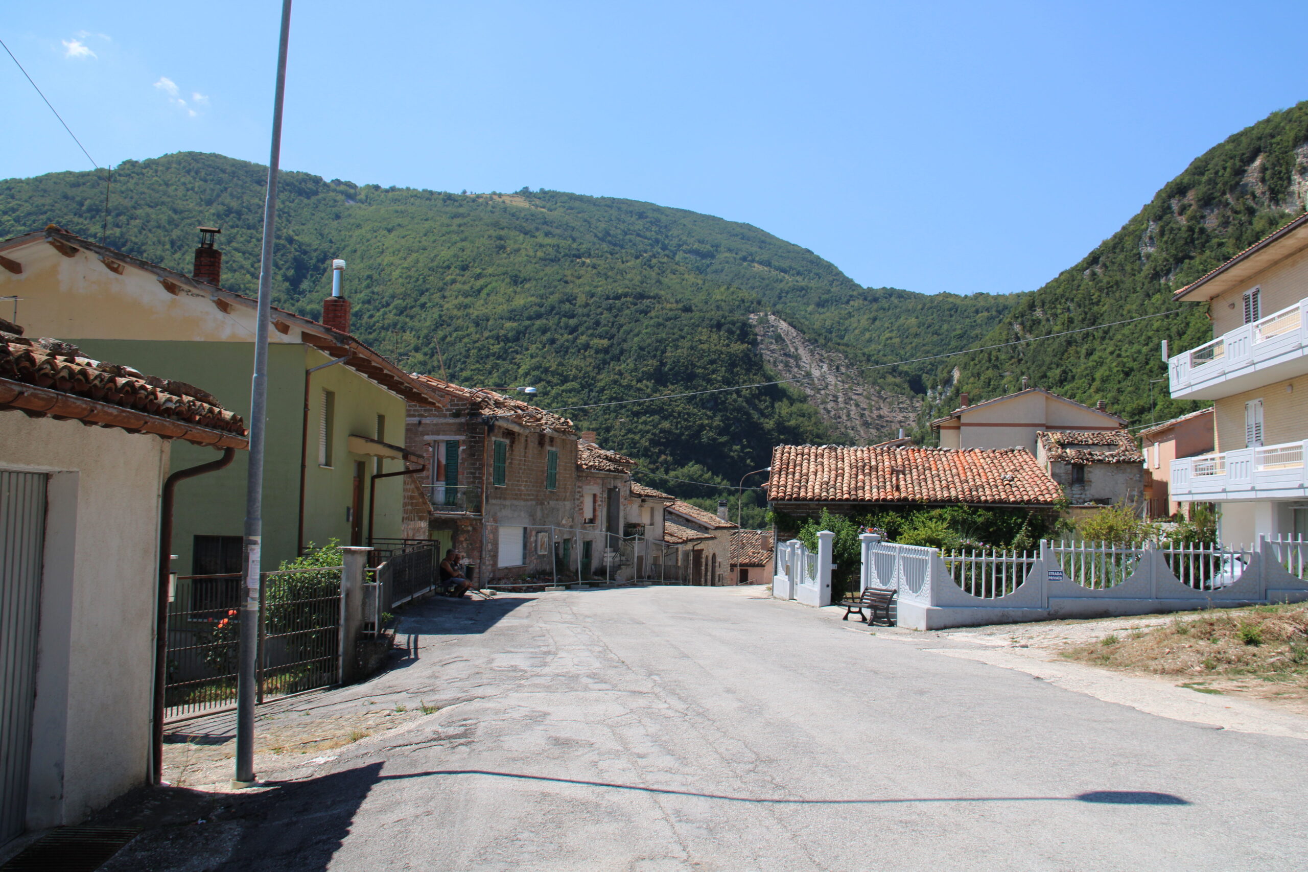 La strada in un borgo