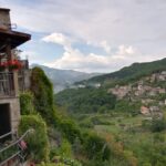 panorama montano con un borgo in lontananza