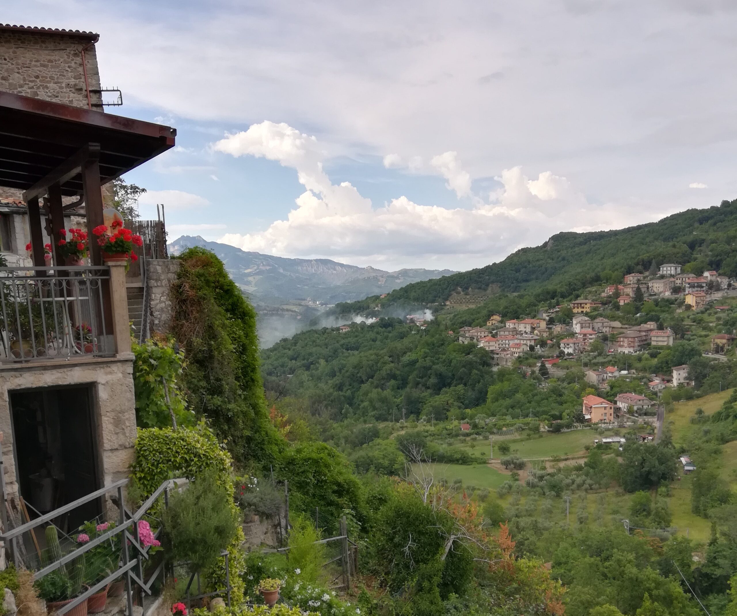 panorama montano con un borgo in lontananza