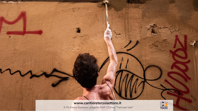 Una persona vernicia un muro